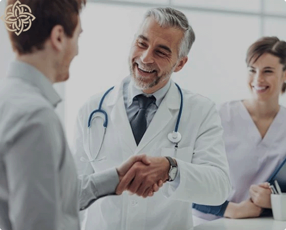 Врач пожимает руку пациенту