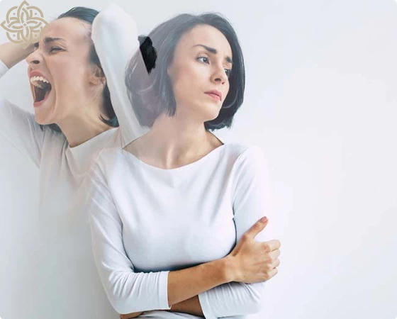 Женщина кричит